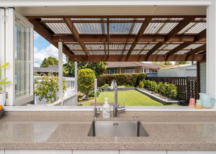  at 6 Thornlow Street, Glendene, Waitakere City, Auckland