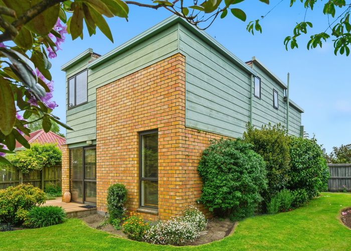  at 2/4 Gatonby Place, Avonhead, Christchurch City, Canterbury