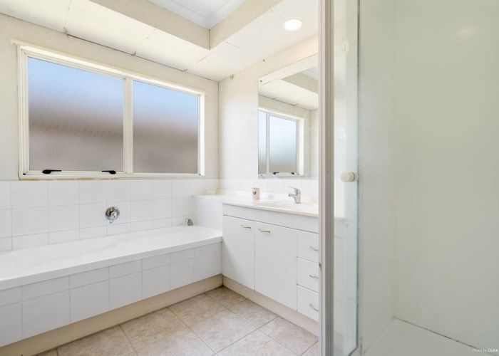  at 5 Lushington Place, Huntington Park, Auckland