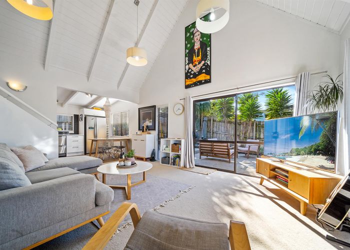  at 2/31 Kiteroa Terrace, Rothesay Bay, Auckland