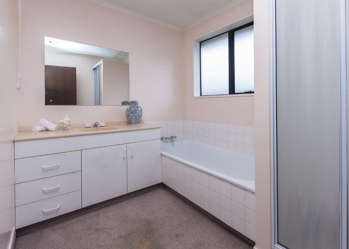  at 2/27 Waimairi Road, Upper Riccarton, Christchurch City, Canterbury