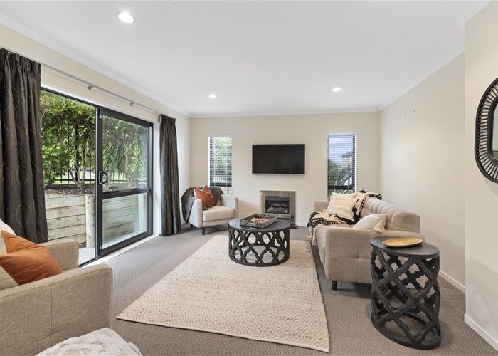  at 72 Lake Panorama Drive, Henderson Valley, Auckland