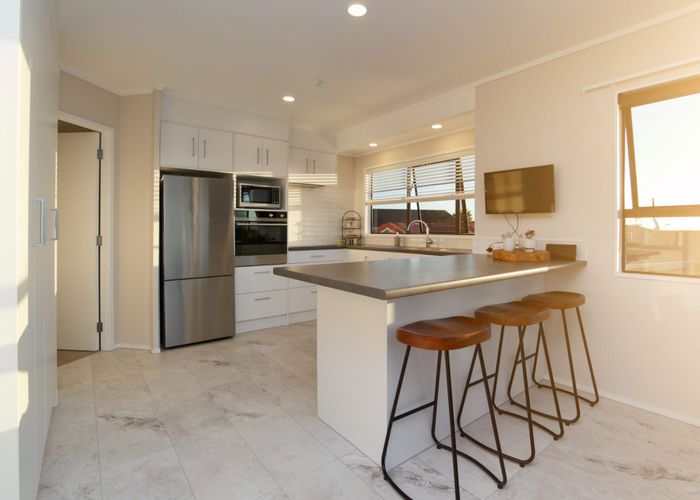  at 2/13 Pitlochry Place, Botany Downs, Manukau City, Auckland