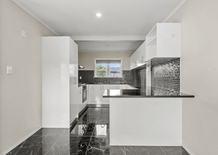  at 2/8 Winspear Place, Manukau, Manukau City, Auckland