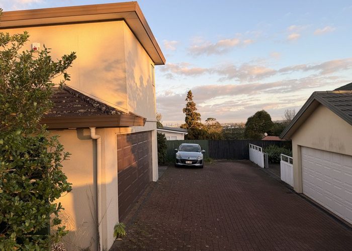  at 2/227 Sunset Road, Sunnynook, North Shore City, Auckland
