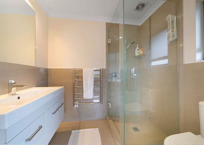  at 5 McWhirters Farm Lane, Massey, Auckland