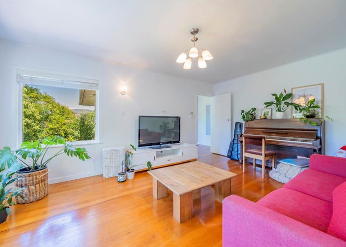  at 32 Chartwell Avenue, Glenfield, North Shore City, Auckland