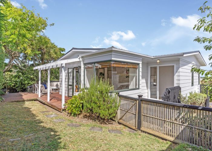  at 14A Harrybrook Road, Green Bay, Auckland