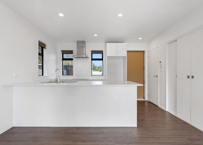  at 4 Wattle Road, Sunnyvale, Auckland