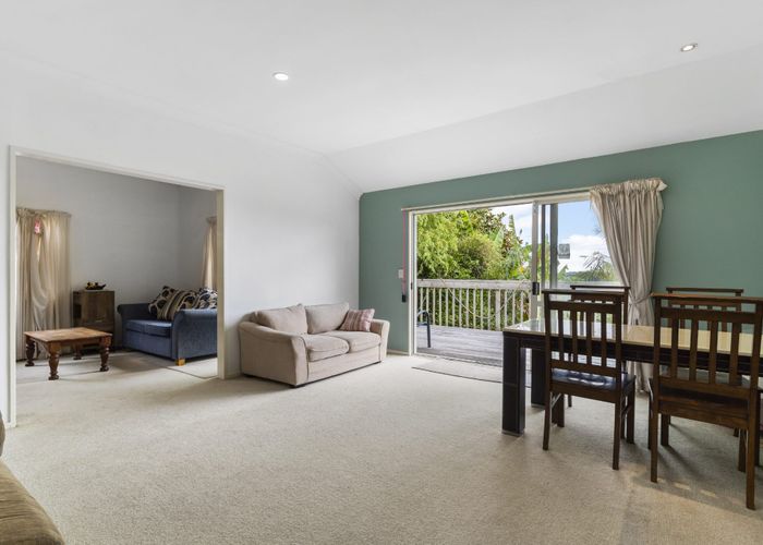  at 2/20 Sunset Road, Unsworth Heights, North Shore City, Auckland
