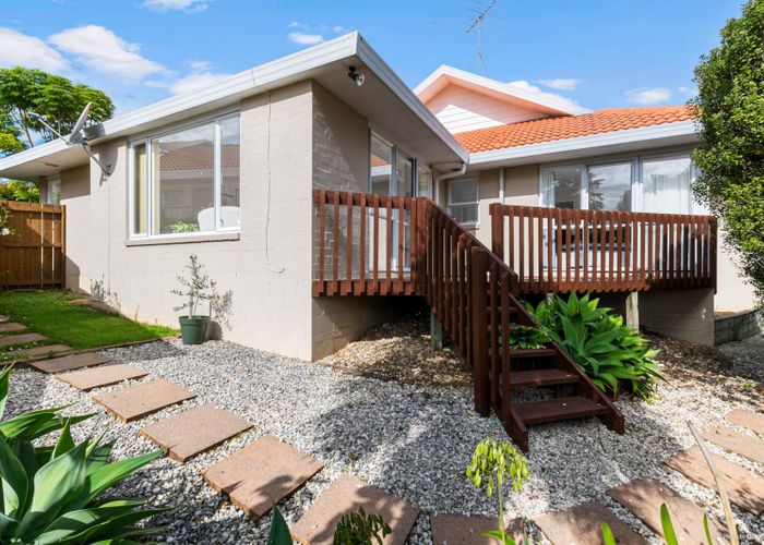 Free property data for 18 Gillett Place, Botany Downs, Auckland homes