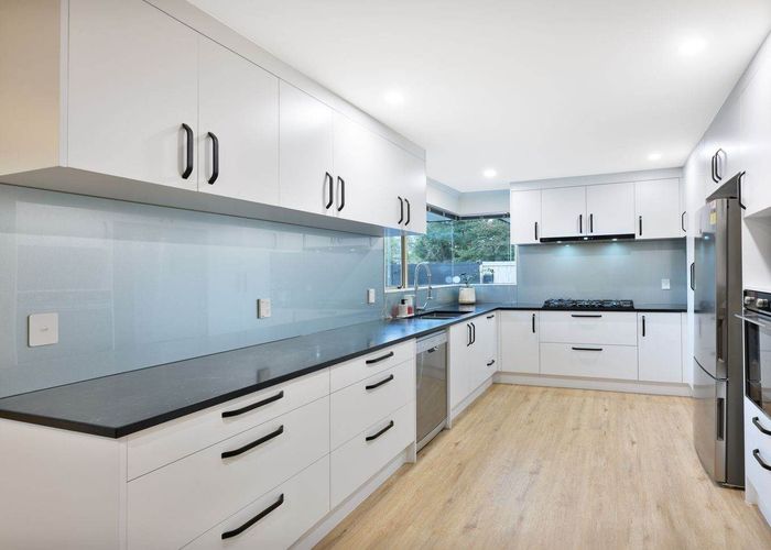  at 8 Woodbank Drive, Glen Eden, Waitakere City, Auckland