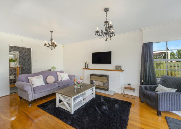  at 6 Burwood Place, Silverdale, Hamilton