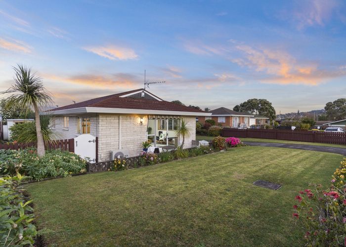  at 16 Faith Bullock Place, New Lynn, Auckland