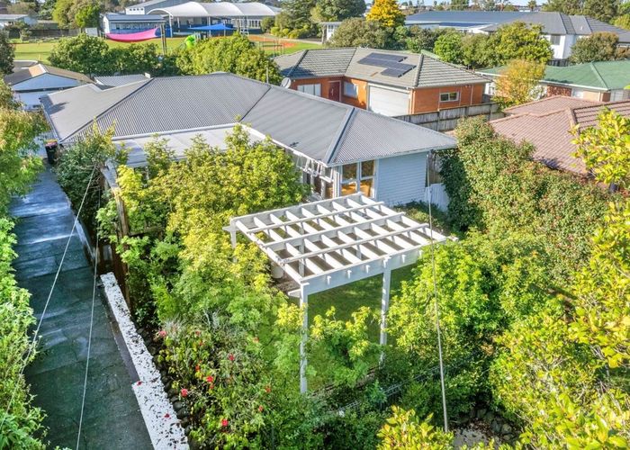  at 15 Kingdale Road, Henderson, Waitakere City, Auckland