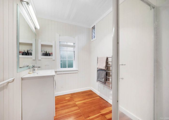 at 25 Rutland Road, Stanley Point, Auckland
