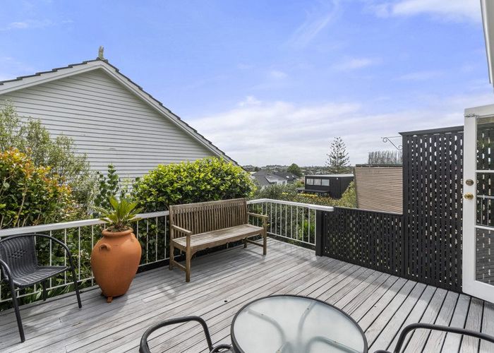  at 2/18 Sprott Road, Kohimarama, Auckland