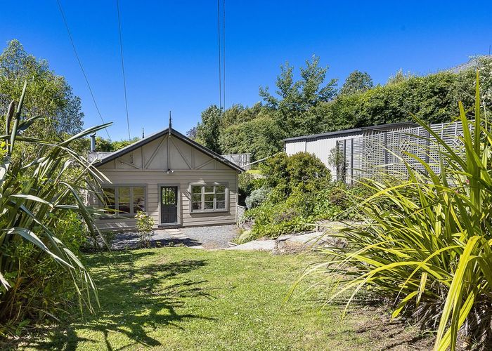  at 18 Ellesmere Street, Ravensbourne, Dunedin, Otago