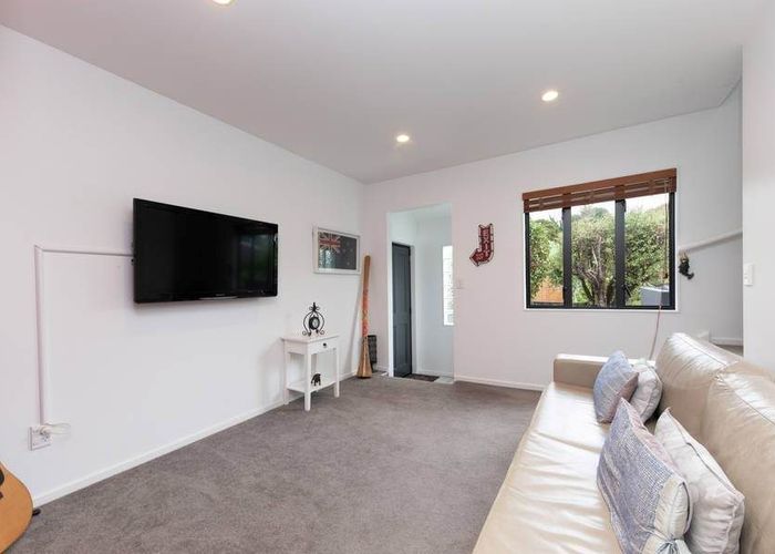  at 27 De Val Drive, Titirangi, Waitakere City, Auckland