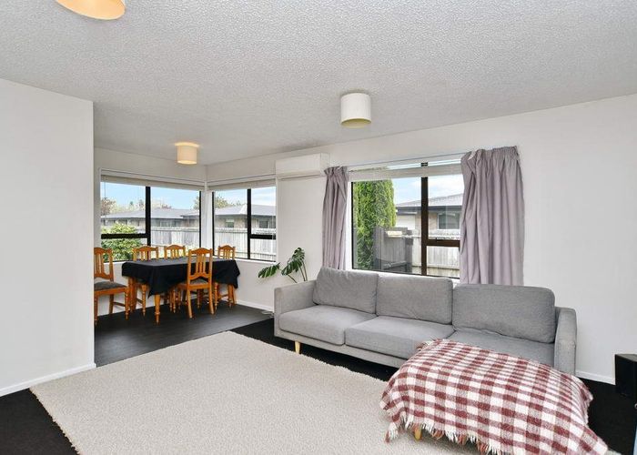  at 2/18 Wairakei Road, Strowan, Christchurch