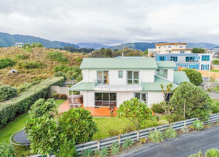  at 166 Field Way, Waikanae Beach, Waikanae