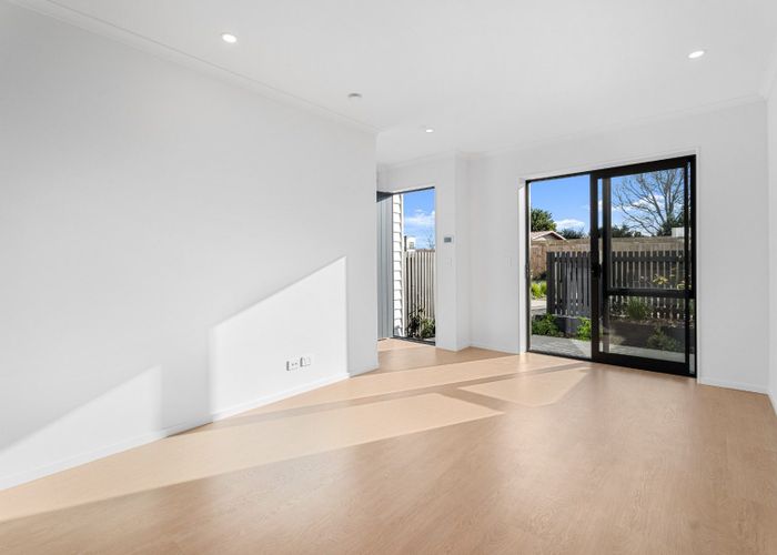  at 7 Isabella Lane, Henderson, Auckland