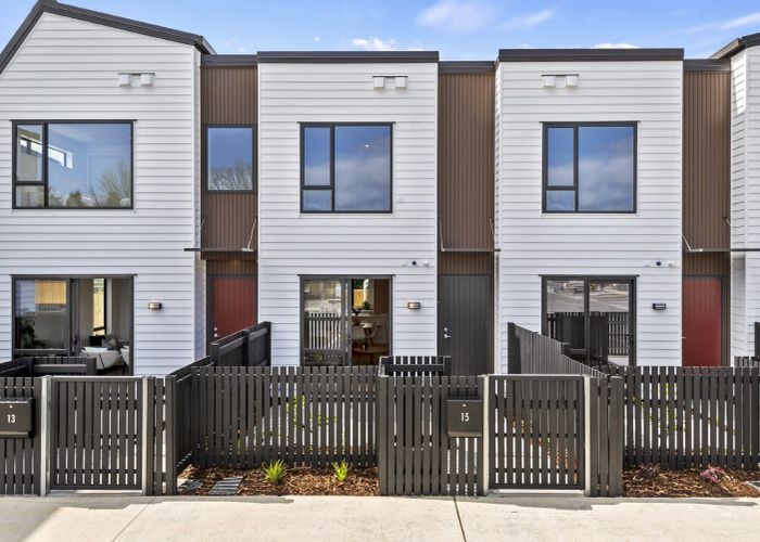  at 5 Isabella Lane, Henderson, Waitakere City, Auckland