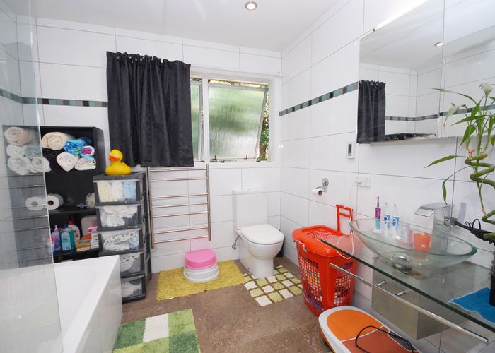  at 59 Easton Park Parade, Glenfield, Auckland