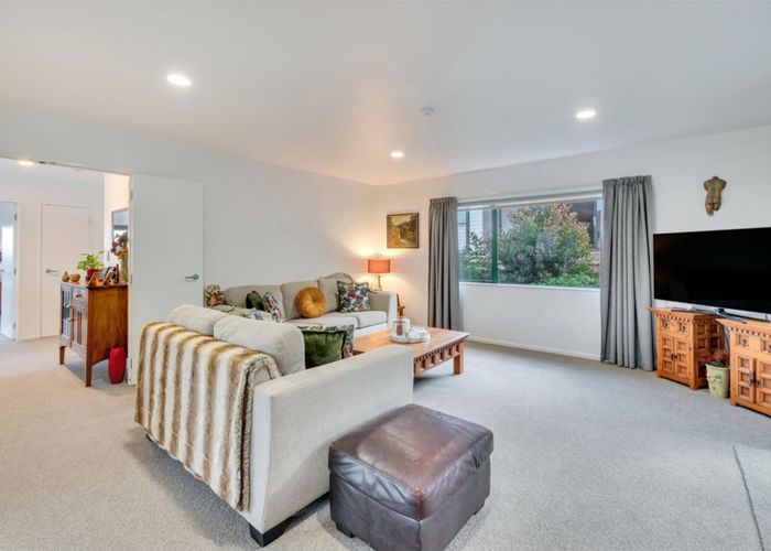  at 2/8 Carrigans Close, Pinehill, Auckland