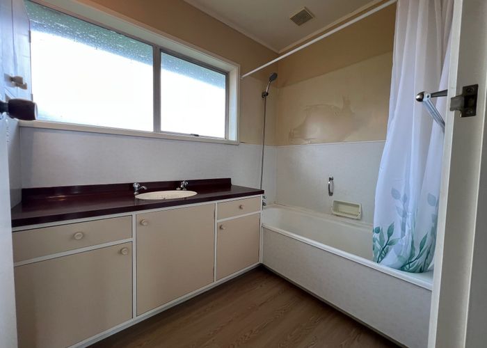  at 5 Miltonia Avenue, Te Atatu South, Waitakere City, Auckland