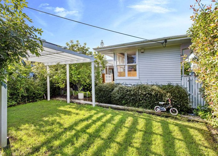  at 15 Kingdale Road, Henderson, Waitakere City, Auckland