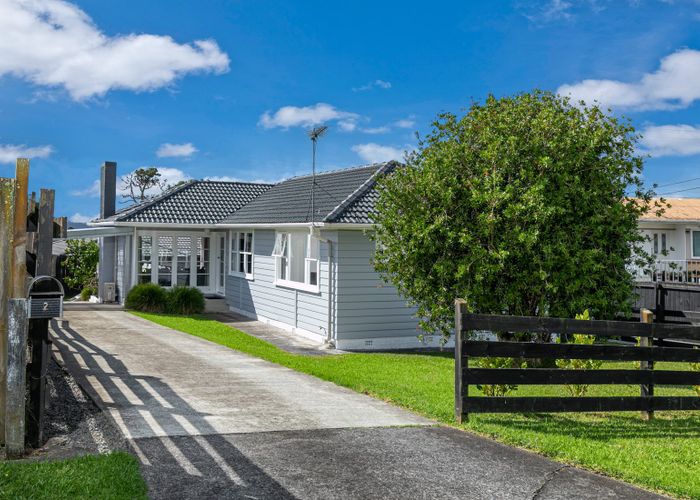  at 2 Meadow Crescent, Te Atatu South, Auckland