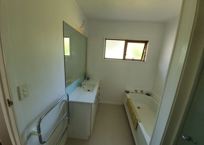  at 2/4 Lynn Road, Bayview, Auckland