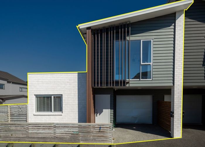  at 8 Springside Court, Huntington, Hamilton