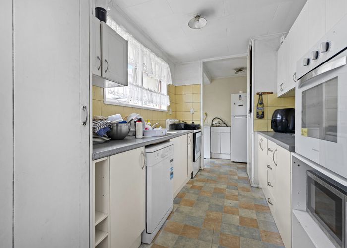  at 6 Geoffrey Place, Mangere East, Auckland