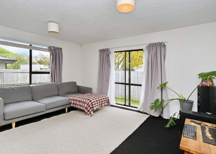  at 2/18 Wairakei Road, Strowan, Christchurch