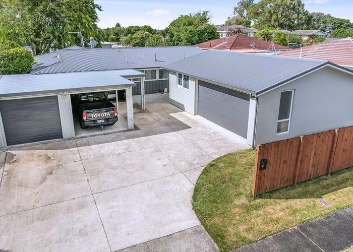  at 27 Glen Lynne Avenue, Queenwood, Hamilton