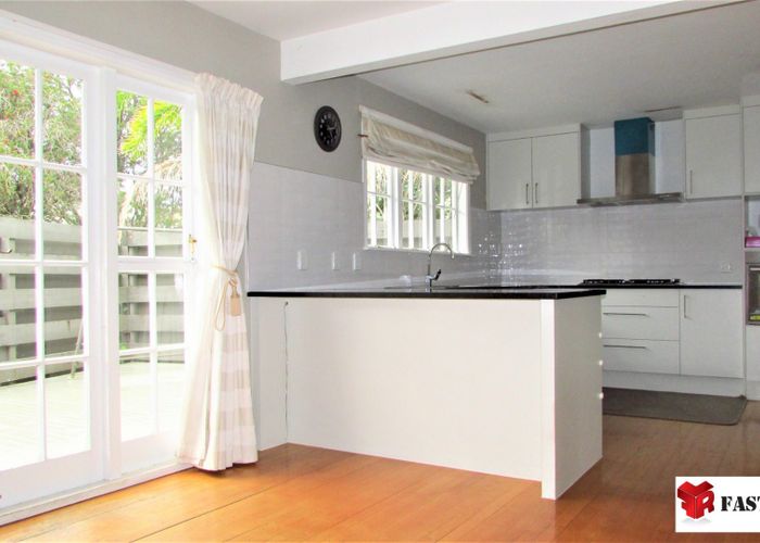  at 16 Woodstock Rd, Forrest Hill, North Shore City, Auckland