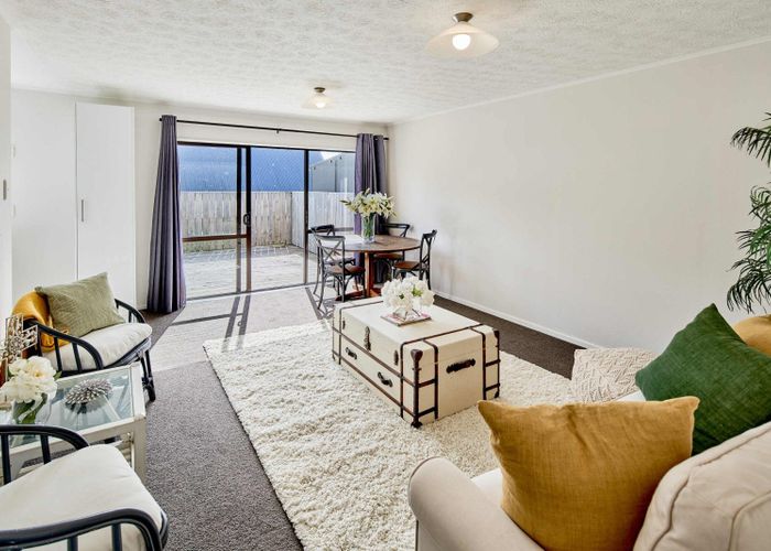 at 2/11 Te Arawi Street, Takapuwahia, Porirua