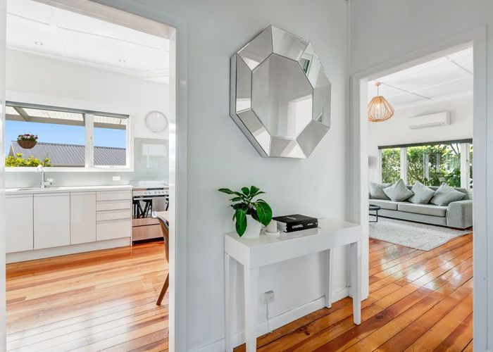  at 2/136 Sunset Road, Unsworth Heights, Auckland