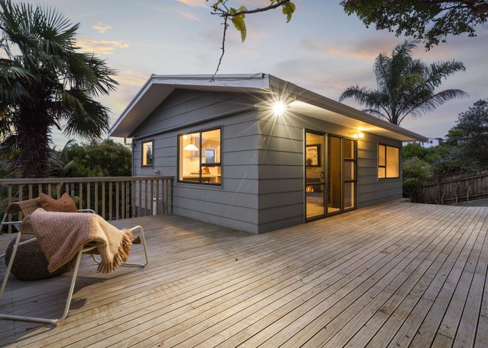  at 2/14 Chequers Avenue, Glenfield, Auckland