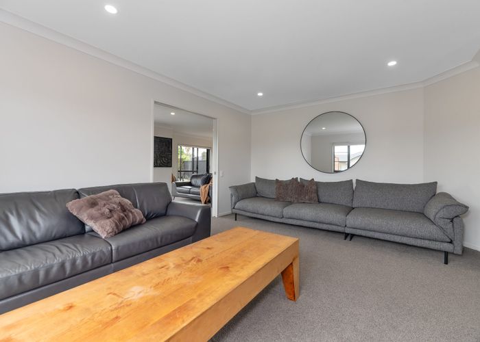  at 27 Scotsmoor Drive, Wattle Downs, Manukau City, Auckland