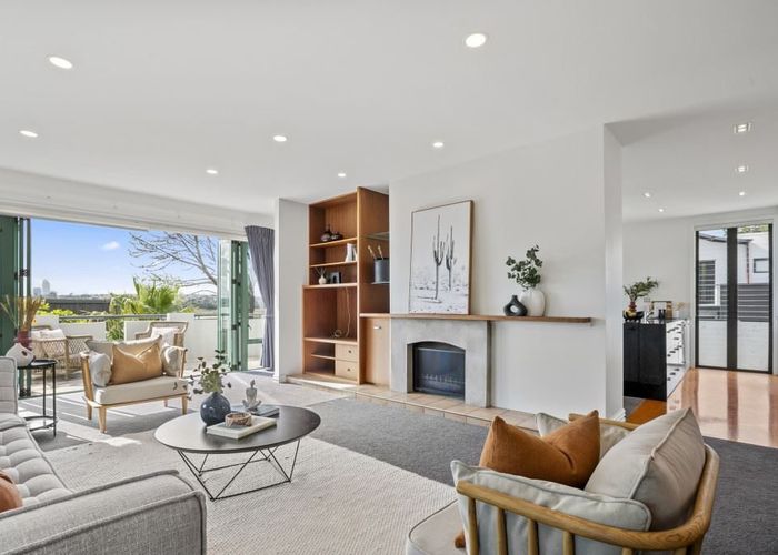  at 2/61 Beresford Street, Bayswater, Auckland