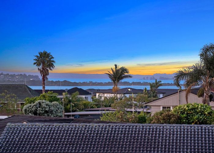  at 16 Sarah Place, Farm Cove, Auckland