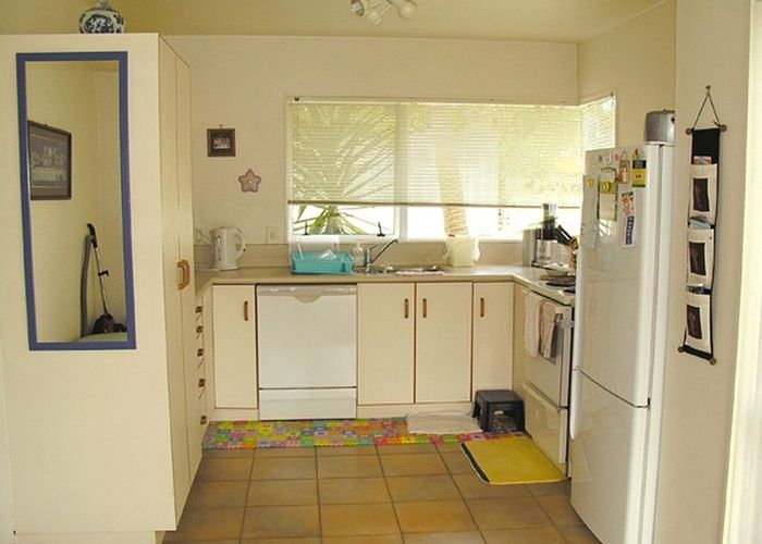  at 2/152 Sunset Road, Unsworth Heights, North Shore City, Auckland