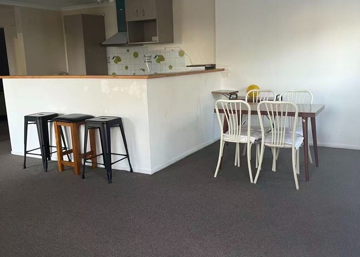  at 10 Holdaway Avenue, Northcote, Auckland