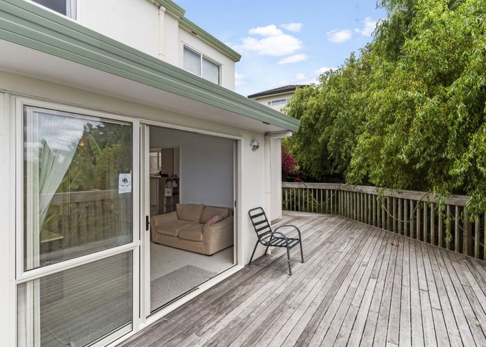  at 2/20 Sunset Road, Unsworth Heights, North Shore City, Auckland