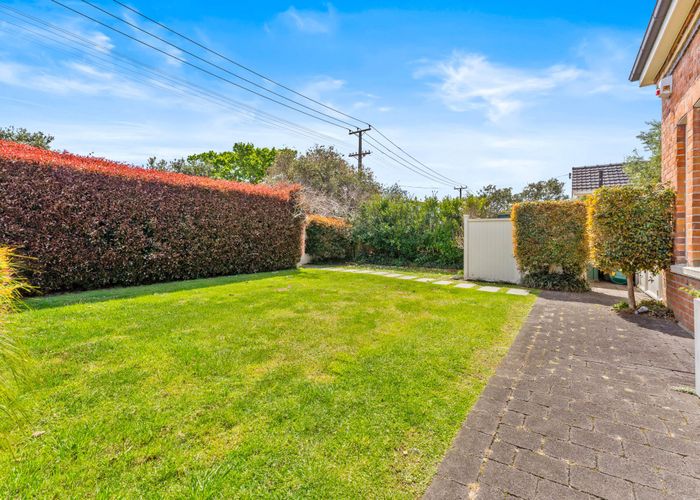  at 14 Eversleigh Road, Belmont, Auckland