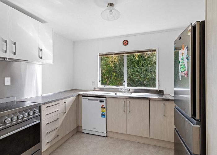  at 2 Beadle Place, St Andrews, Hamilton