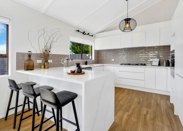  at 2/17 Oliver Street, Point Chevalier, Auckland